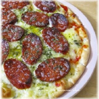 あっこさんのピザ生地でチーズとサラミの簡単ピザ！
